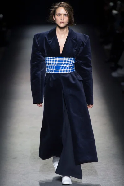 Look 10